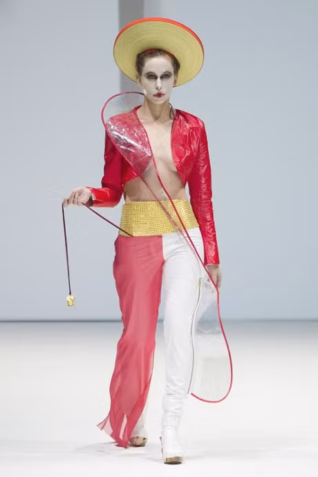 Non quai thao, man Viet xuat hien tren san dien thoi trang quoc te - Anh 7