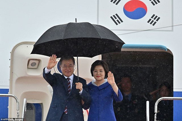 Tổng thống Hàn Quốc Moon Jae-in và vợ Kim Jung-sook đến sân bay Kansai sau một chuyến bay tương đối ngắn trên máy bay, chỉ với một giờ và 50 phút Tổng thống Hàn Quốc Moon Jae-in và vợ Kim Jung-sook đến sân bay Kansai sau một chuyến bay tương đối ngắn trên máy bay, chỉ với một giờ và 50 phút