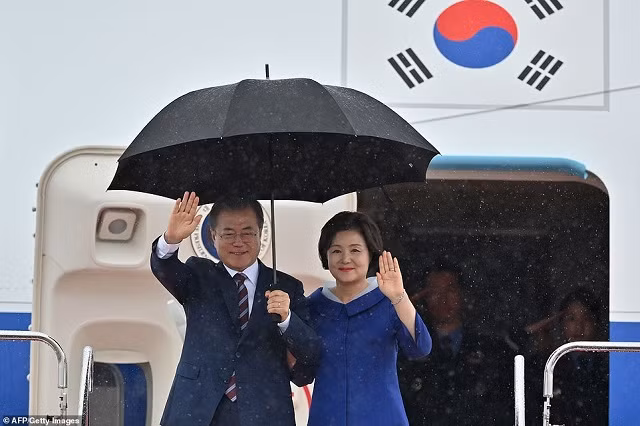 Tổng thống Hàn Quốc Moon Jae-in và vợ Kim Jung-sook đến sân bay Kansai sau một chuyến bay tương đối ngắn trên máy bay, chỉ với một giờ và 50 phút