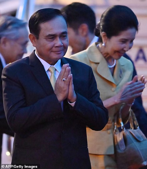 Thủ tướng Thái Lan Prayut Chan-O-Cha và vợ Naraporn Chan-O-Cha đến sân bay Kansai Thủ tướng Thái Lan Prayut Chan-O-Cha và vợ Naraporn Chan-O-Cha đến sân bay Kansai
