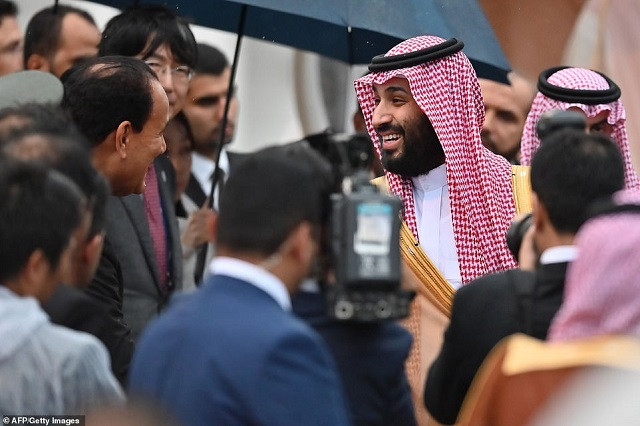 Thái tử Mohammed bin Salman của Ả Rập Saudi đến sân bay Kansai ở Osaka. Ả Rập Saudi có thể lo ngại về những căng thẳng gần đây của chính quyền TT Trump với Iran Thái tử Mohammed bin Salman của Ả Rập Saudi đến sân bay Kansai ở Osaka. Ả Rập Saudi có thể lo ngại về những căng thẳng gần đây của chính quyền TT Trump với Iran