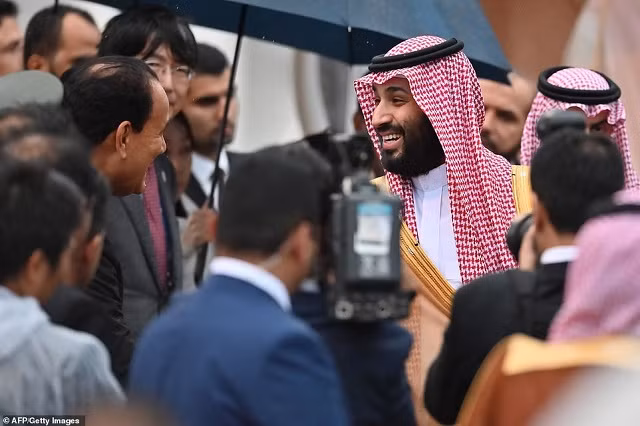 Thái tử Mohammed bin Salman của Ả Rập Saudi đến sân bay Kansai ở Osaka. Ả Rập Saudi có thể lo ngại về những căng thẳng gần đây của chính quyền TT Trump với Iran