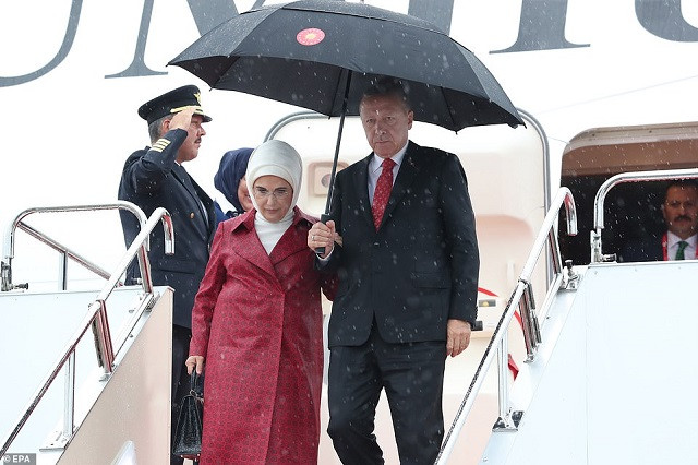 Tổng thống Thổ Nhĩ Kỳ Recep Tayyip Erdogan và vợ Emine đến Osaka Tổng thống Thổ Nhĩ Kỳ Recep Tayyip Erdogan và vợ Emine đến Osaka