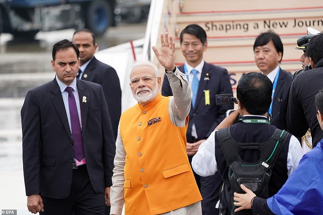 Thủ tướng Ấn Độ Narendra Modi đến Osaka hôm qua. Trong khi đó, TT Trump nói rằng thuế quan của ông Modi áp đặt vào hàng hóa Mỹ không thể chấp nhận được Thủ tướng Ấn Độ Narendra Modi đến Osaka hôm qua. Trong khi đó, TT Trump nói rằng thuế quan của ông Modi áp đặt vào hàng hóa Mỹ không thể chấp nhận được