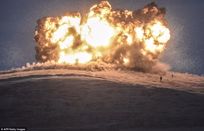 Bức ảnh một vụ nổ do không kích trên đồi Tilsehir, gần biên giới Syria do nhiếp ảnh gia Bulent Kilic người Thổ Nhĩ Kỳ chụp. Bức ảnh đoạt giải Ba, hạng mục Điểm tin. x