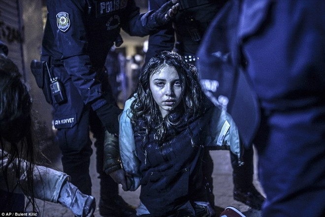 Tác giả Bulent Kilic, thuộc hãng AFP chụp một thiếu nữ bị thương trong cuộc đụng độ giữa cảnh sát và người biểu tình hôm 12/3/2014. Cuộc biểu tình diễn ra sau tang lễ của Berkin Elvan, một cậu bé 15 tuổi chết trong cuộc biểu tình chống chính phủ ở Thổ Nhĩ Kỳ. Cảnh sát xịt hơi cay và phun nước vào những người biểu tình ở thủ đô Ankara. Trong khi đó, ở Istanbul, đám đông đốt một ngọn đuốc khổng lồ để mở đường tới nghĩa trang chôn cất cậu bé. Bức ảnh đoạt giải Nhất Ảnh đơn, hạng mục Điểm tin. x