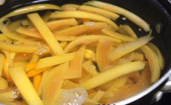 Mứt vỏ bưởi vừa lạ vừa ngon đón Tết - Ảnh 2