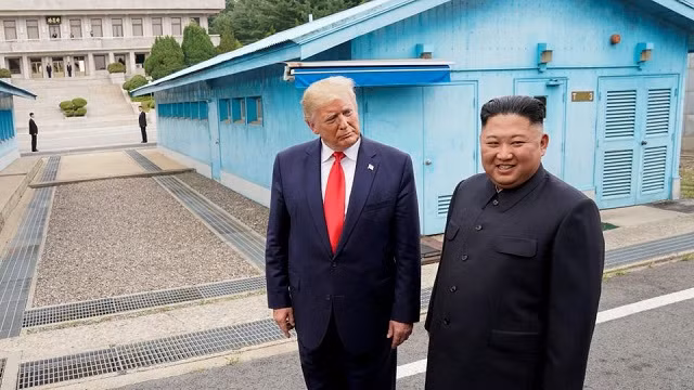 Nhà lãnh đạo Triều Tiên Kim Jong-un và TT Mỹ Donald Trump trong một cuộc gặp tại biên giới Hàn - Triều.