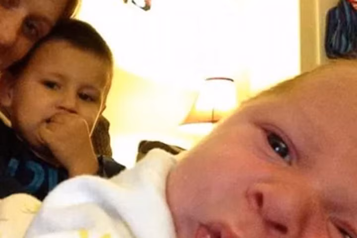 Để con ngủ chung giường, mẹ tỉnh dậy điếng người thấy con đã tử vong