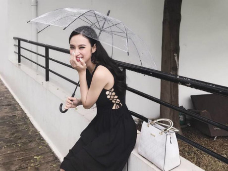 Lê Thúy hạnh phúc bên chồng, Angela Phương Trinh đẹp rạng ngời giữa trời mưa - Ảnh 9 Le Thuy hanh phuc ben chong, Angela Phuong Trinh dep rang ngoi giua troi mua - Anh 9