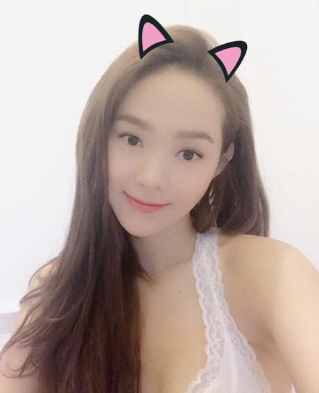 Lê Thúy hạnh phúc bên chồng, Angela Phương Trinh đẹp rạng ngời giữa trời mưa - Ảnh 2 Le Thuy hanh phuc ben chong, Angela Phuong Trinh dep rang ngoi giua troi mua - Anh 2