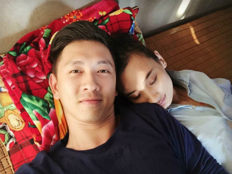 Lê Thúy hạnh phúc bên chồng, Angela Phương Trinh đẹp rạng ngời giữa trời mưa - Ảnh 1 Le Thuy hanh phuc ben chong, Angela Phuong Trinh dep rang ngoi giua troi mua - Anh 1