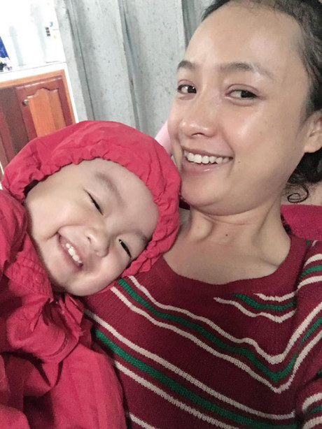 Lê Thúy hạnh phúc bên chồng, Angela Phương Trinh đẹp rạng ngời giữa trời mưa - Ảnh 4 Le Thuy hanh phuc ben chong, Angela Phuong Trinh dep rang ngoi giua troi mua - Anh 4