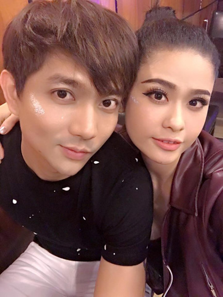 Lê Thúy hạnh phúc bên chồng, Angela Phương Trinh đẹp rạng ngời giữa trời mưa - Ảnh 7 Le Thuy hanh phuc ben chong, Angela Phuong Trinh dep rang ngoi giua troi mua - Anh 7
