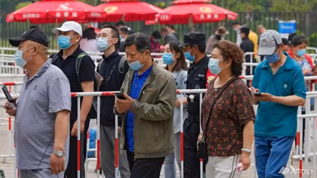 Người Trung Quốc xếp hàng tiêm vắc xin.