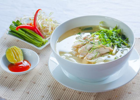 Cách nấu phở gà ngon ngọt, chuẩn vị miền Bắc - Ảnh 1 Cach nau pho ga ngon ngot, chuan vi mien Bac - Anh 1