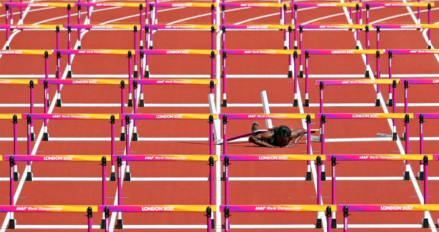 Vận động viên Deborah John của Trinitrad và Tobago bị ngã trong cuộc chạy vượt chướng ngại vật 100 mét tại Giải vô địch thế giới IAAF London 2017