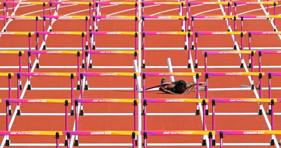Vận động viên Deborah John của Trinitrad và Tobago bị ngã trong cuộc chạy vượt chướng ngại vật 100 mét tại Giải vô địch thế giới IAAF London 2017 Vận động viên Deborah John của Trinitrad và Tobago bị ngã trong cuộc chạy vượt chướng ngại vật 100 mét tại Giải vô địch thế giới IAAF London 2017