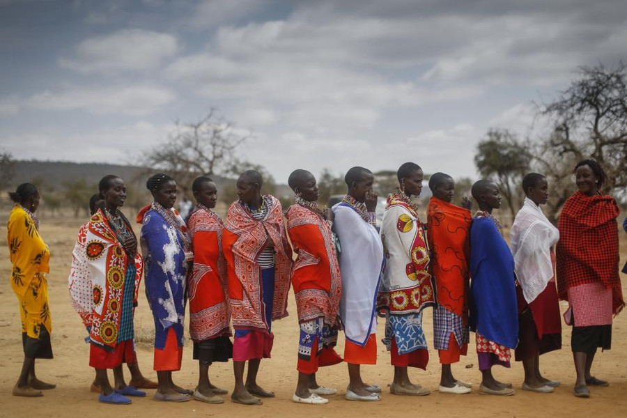 Những phụ nữ xếp hàng để bỏ phiếu trong cuộc tổng bầu cử của Kenya