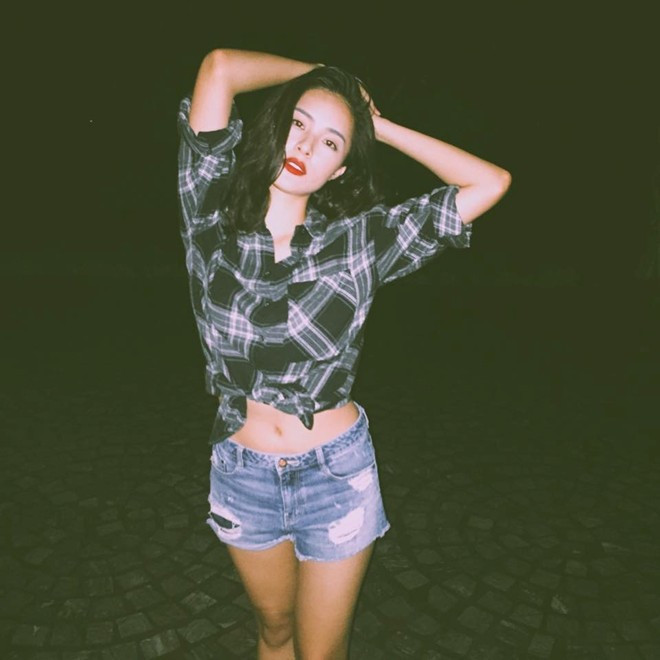 Bạn gái tin đồn Cường Đô La mặc sơ mi cũng đẹp