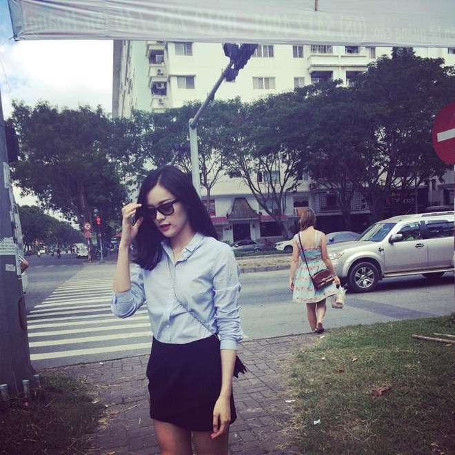 Bạn gái tin đồn Cường Đô La mặc sơ mi cũng đẹp