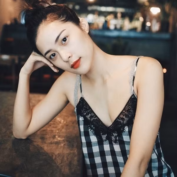 Hạ Vi sinh ngày 26/9/1993, tên thật là Phạm Hà Vi