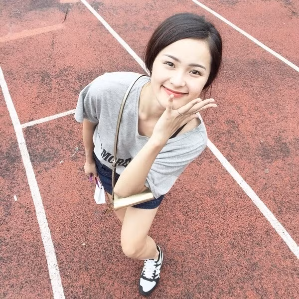 Hạ Vi quê gốc ở Hải Phòng. Năm 20 tuổi, Hạ Vi một mình vào Nam lập nghiệp. 