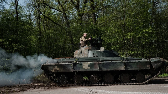 Một người lính Ukraine gần Slovyansk.