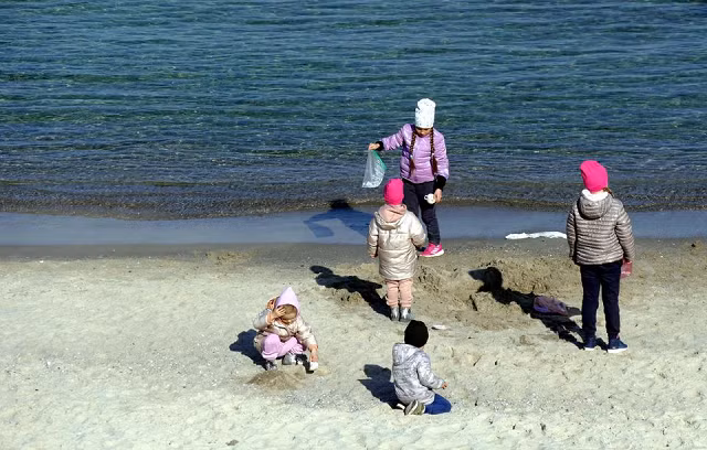 Trẻ em chơi trên bãi biển ở Odessa khi nga tấn công Ukraine ngày 26 tháng 3 năm 2022.