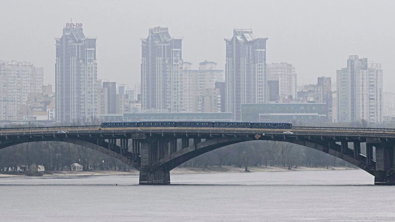 Một đoàn tàu điện chạy trên cầu bắc qua sông Dnieper ở Kiev, Ukraine, ngày 11/11/2022. (Ảnh: AP/Andrew Kravchenko)