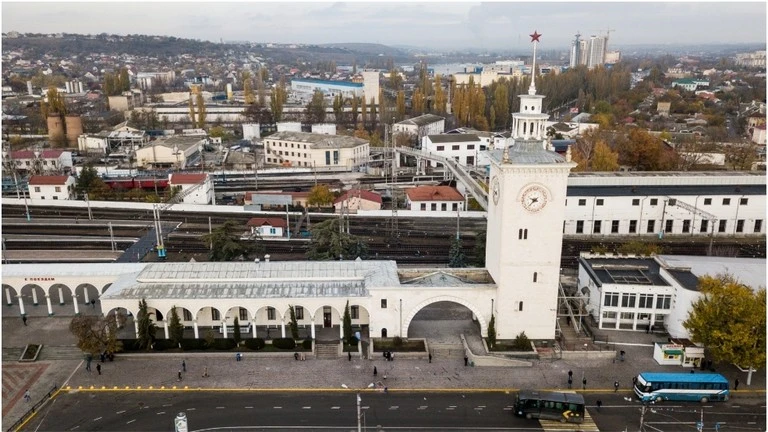 Một ga đường sắt ở Simferopol, Crimea.