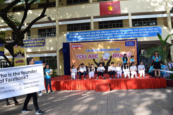 Các bạn học sinh đang thi phần thi trắc nghiệm, trả lời chọn đáp án đúng