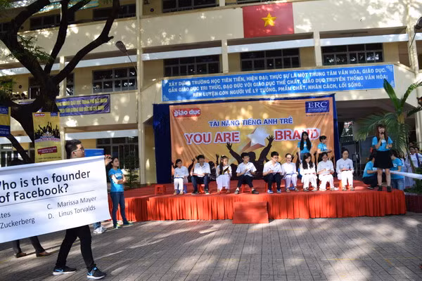 Các bạn học sinh đang thi phần thi trắc nghiệm, trả lời chọn đáp án đúng