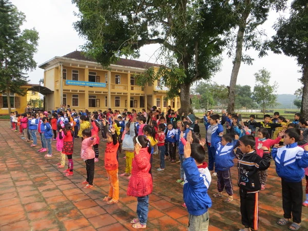 Học sinh tiểu học Hương Bình vui mừng được đến trường, tham gia các hoạt động ngoài trời.