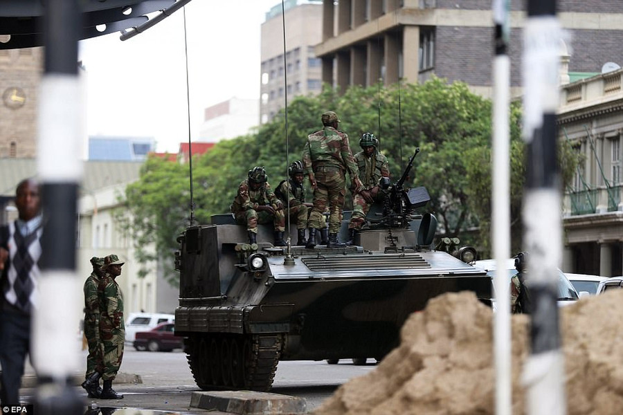 Quân đội vẫn hiện diện trên đường phố Quân đội vẫn hiện diện trên đường phố