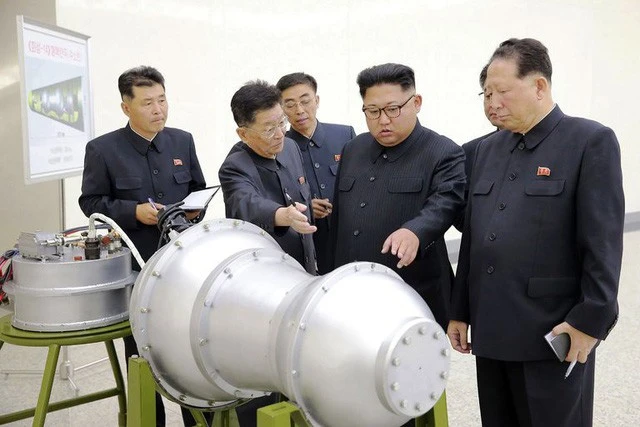 Nhà lãnh đạo Triều Tiên Kim Jong-un thị sát vật thể được cho là đầu đạn tên lửa (Ảnh: Reuters)