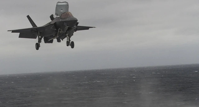 Máy bay F-35B hạ cánh xuống tàu sân bay USS Wasp. (Ảnh: Sputnik)