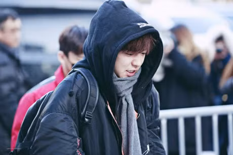 Dan sao Kpop mac ao day nhu gau, lanh run khi den dai KBS - Anh 1