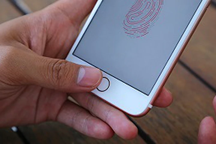 Bé gái 6 tuổi “bẻ khóa” thành công Touch ID