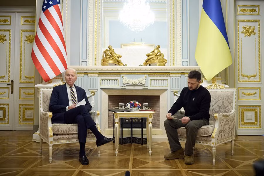 Tổng thống Ukraine Volodymyr Zelenskiy và Tổng thống Hoa Kỳ Joe Biden tham dự một cuộc họp. (Ảnh: Reuters)