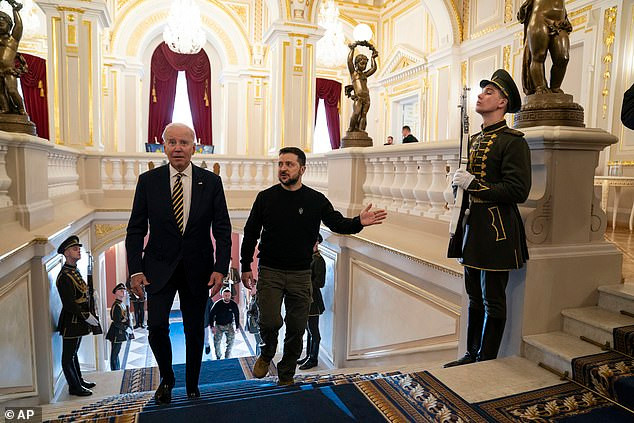 Ông Joe Biden đến Ukraine trong một chuyến đi bất ngờ. Ông Joe Biden đến Ukraine trong một chuyến đi bất ngờ.