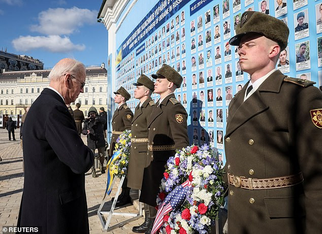 Ông Biden và người đồng cấp Ukraine thăm Bức tường tưởng niệm. Ông Biden và người đồng cấp Ukraine thăm Bức tường tưởng niệm.