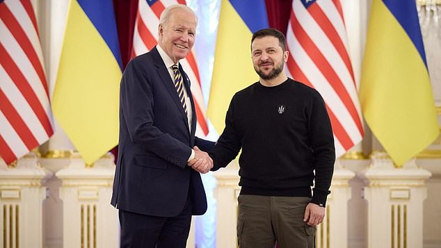 Tổng thống Mỹ Joe Biden và người đồng cấp Ukraine Zelensky. Tổng thống Mỹ Joe Biden và người đồng cấp Ukraine Zelensky.