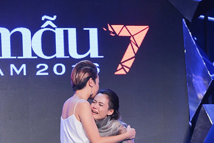 Vietnam"s Next Top Model: Fung La khóc vật vã khi Thùy Trâm bị loại