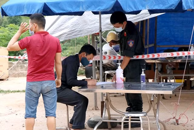 Người trên xe tải, xe cá nhân và phương tiện khác đến/về Điện Biên sẽ thực hiện khai báo y tế tại trạm bổ sung dưới chân đèo Pha Đin. Ảnh minh họa.