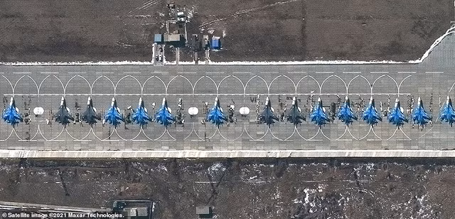 15 máy bay ném bom siêu thanh Su-34 của Nga đang chờ sẵn.