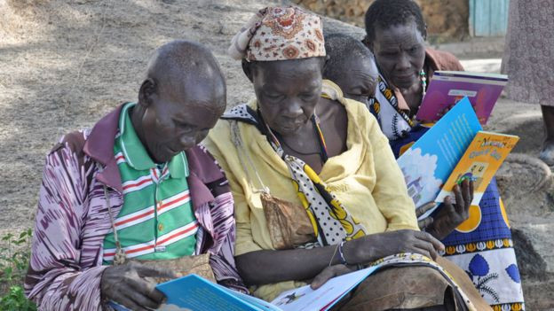 Lớp học chữ cho người lớn đi vào hoạt động sau khi thư viện được mở ra Lớp học chữ cho người lớn đi vào hoạt động sau khi thư viện được mở ra