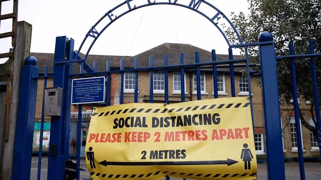 Các trường học ở Anh được yêu cầu đóng cửa.