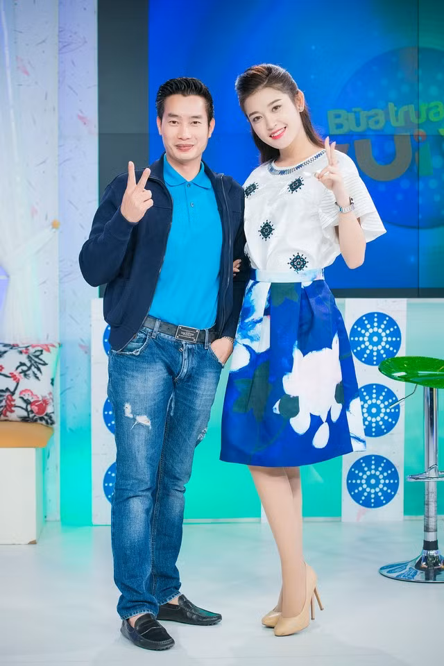 Thời gian gần đây, người đẹp đã nhận lời cộng tác làm MC cho chương trình Bữa trưa vui vẻ. Cô từng đảm nhận vai trò người dẫn chương trình khi giao lưu với các khách mời như ca sĩ Chi Dân, vợ chồng cầu thủ Văn Quyết hay gần đây nhất là Hoa hậu Kỳ Duyên.