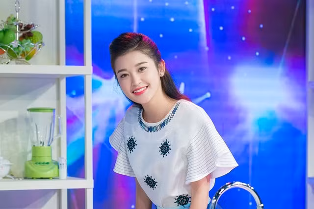 Khác với sự sôi động và vui nhộn mà 2 MC Mù Tạt và Sa Tế thường mang đến Bữa trưa vui vẻ, Á hậu Huyền My xuất hiện tại nhà hàng trong hình ảnh nhẹ nhàng và đắm thắm hơn.